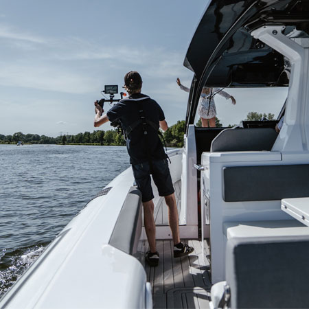 filmen van figuranten op jacht boot voor promotie video